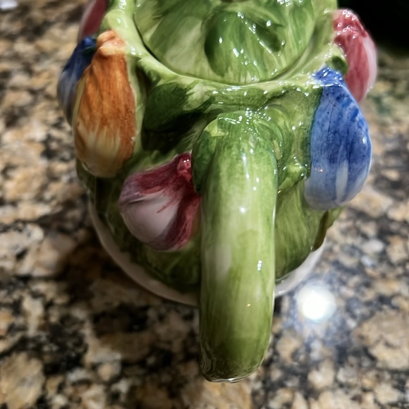 Tulips in a basket vintage ceramic teapot - Picture 3 of 7